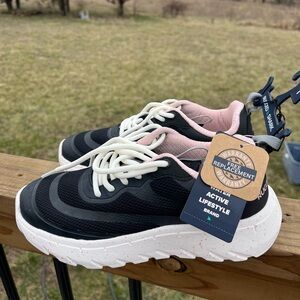 Women’s nwt rugged shark size 10 black and pink sneakers
